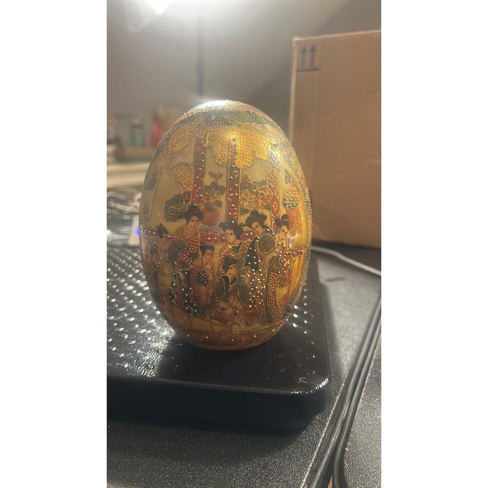 vintage Satsuma egg with Geisha women adorned with intricate gold guilding - Picture 2 of 6